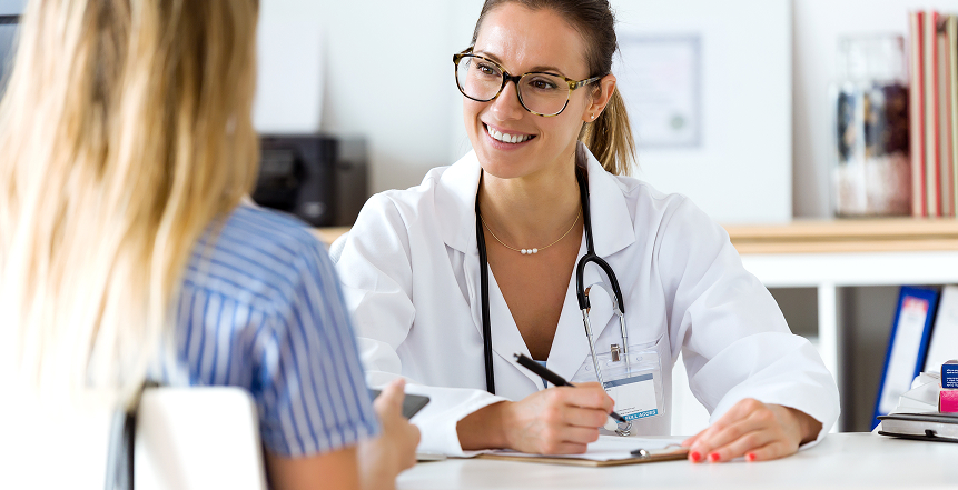 Ärztin im Gespräch mit Patientin als Symbol für funktionelle Medizin und ganzheitliche Gesundheitsberatung